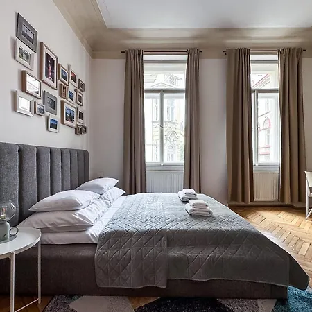 The Place In - Old Town Apartamento